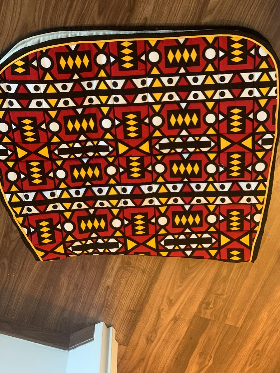 Ensemble composé d’un tapis, d’un bonnet et d’un sac de pansage