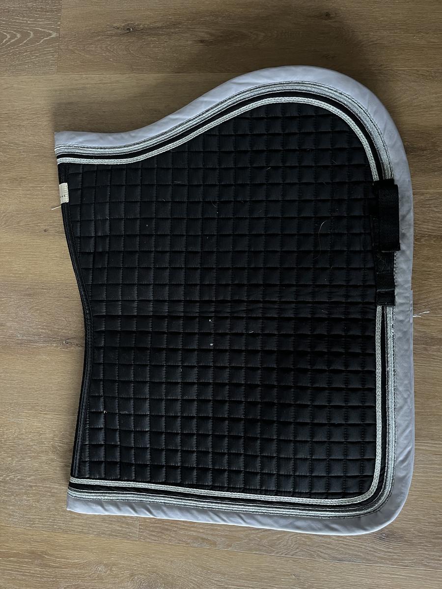 Tapis noir equitheme