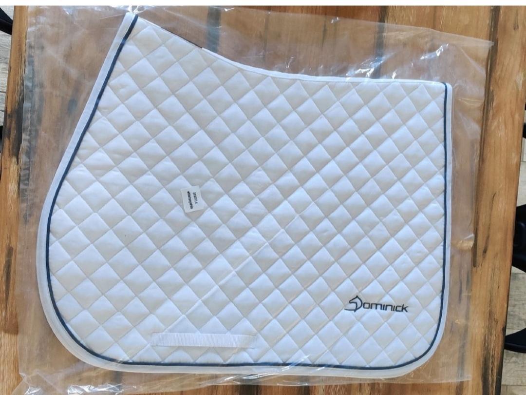 Tapis blanc liseré et broderie bleu marine, taille CSO