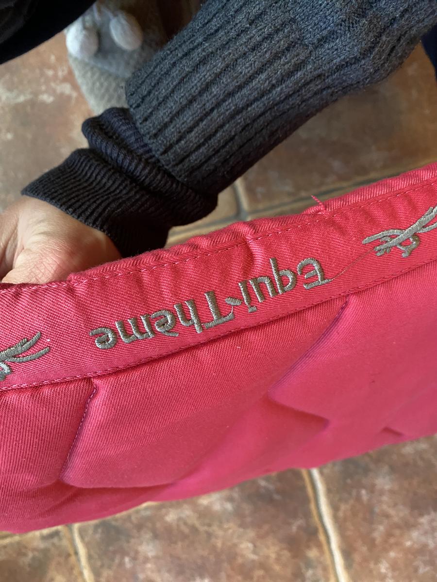 Tapis mixte rose foncé avec liseré torsadé gris