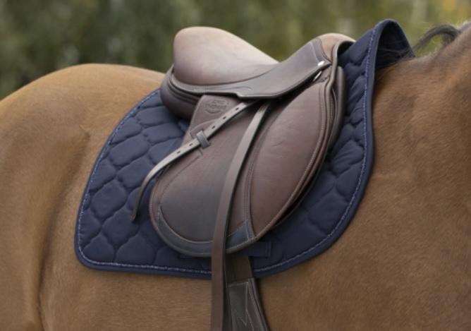 Tapis de selle bleu marine en parfait état