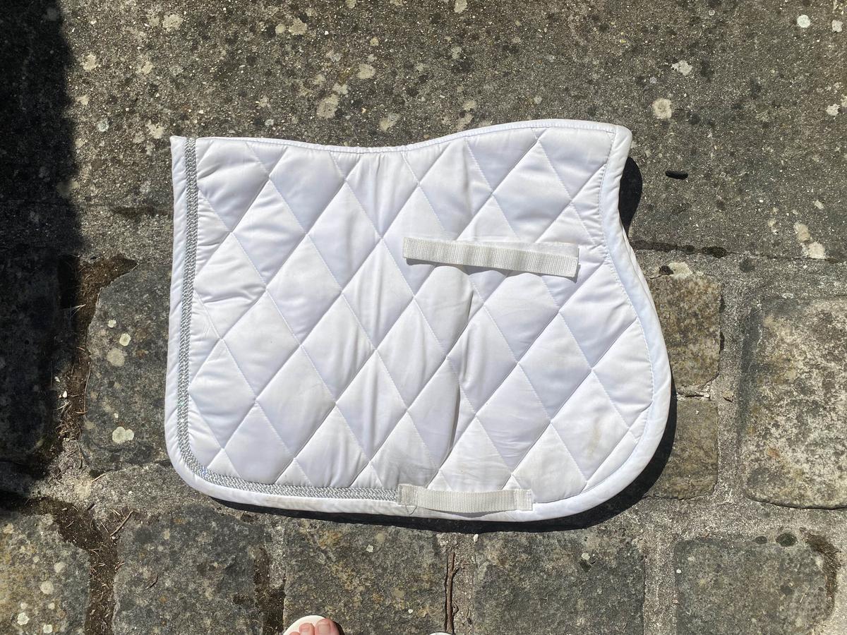 Tapis blanc bordure brillant argent