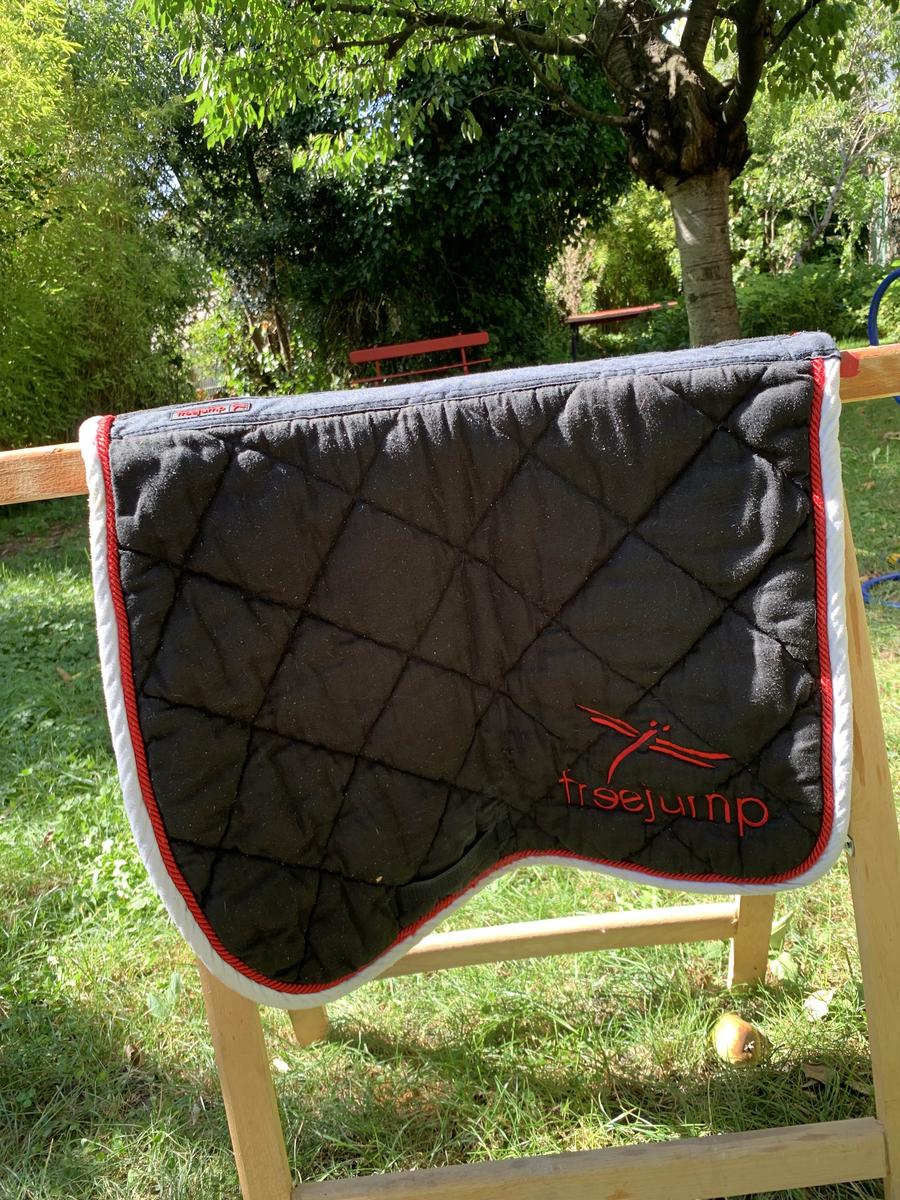 Tapis noire et rouge freejump
