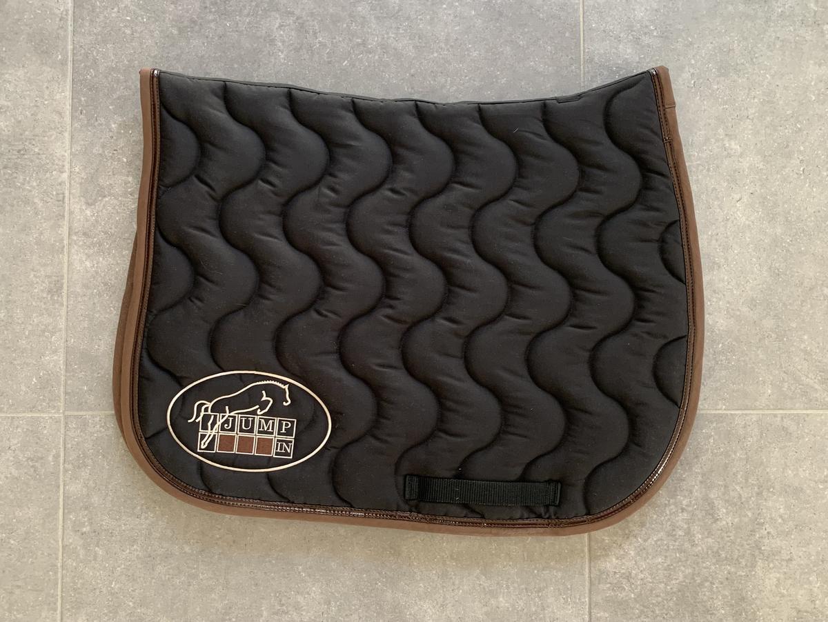 tapis jumpin noir et marron