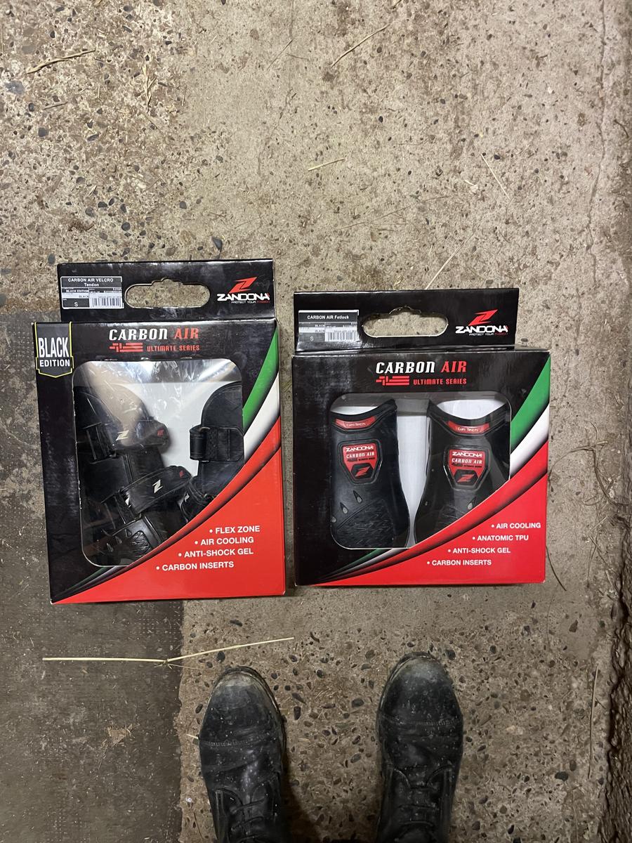 Guêtres et protèges boulets carbon air zandona